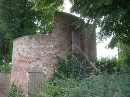 Rees : Weißer Turm, hier gelangt man auf die Stadtmauer